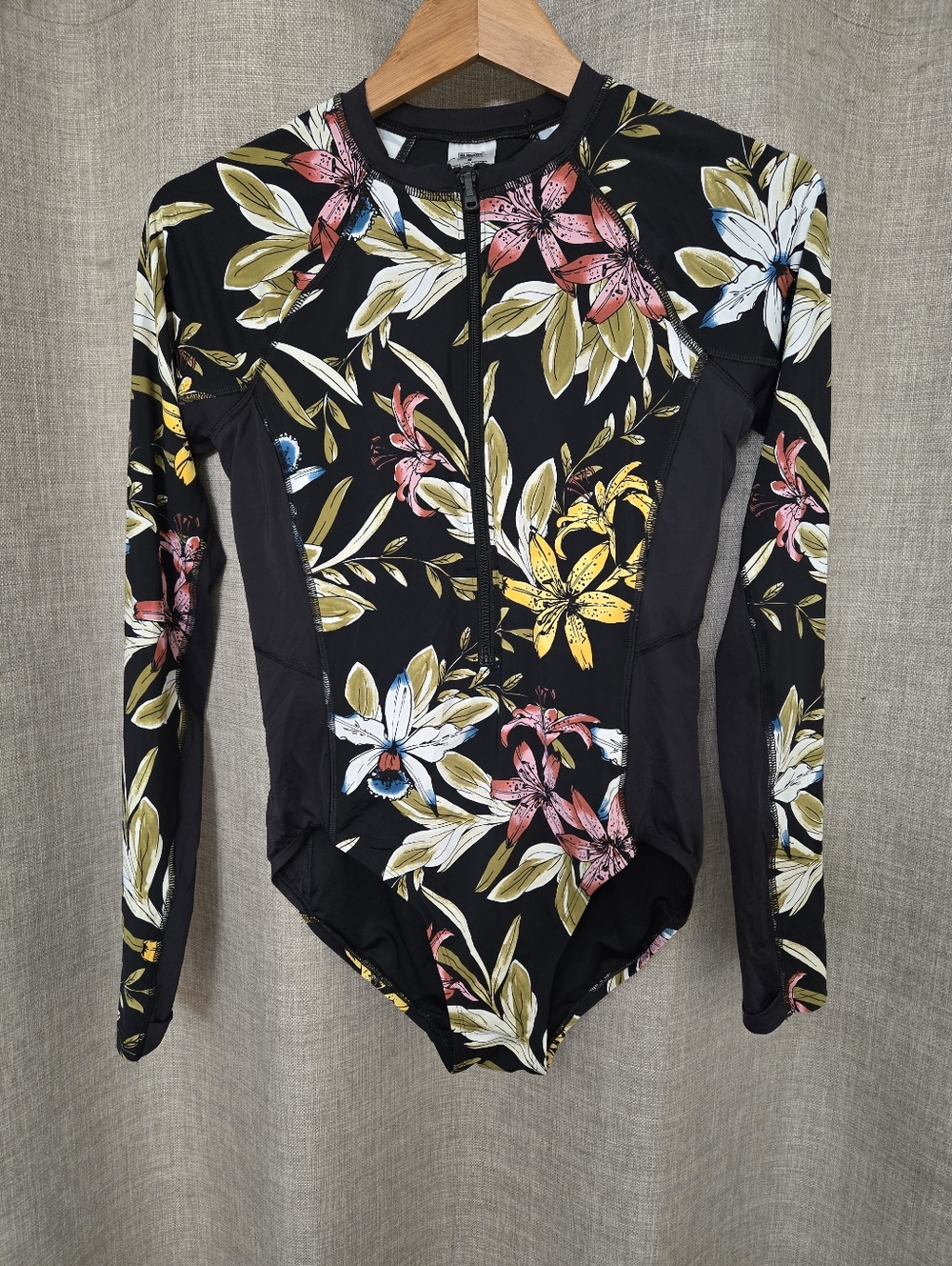Rash Guard Swimsuit - Picture 2 of 7